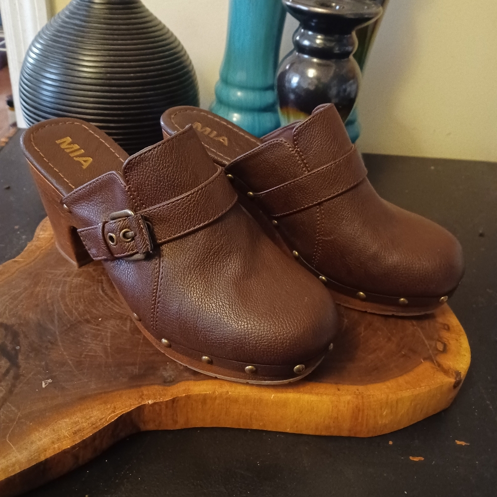 MIA Ailani brown studded clogs sz 9 (061624C)